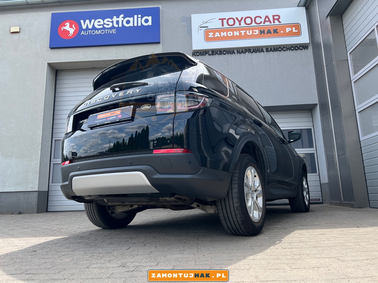 ciekawe zdjecie pokazujace land rover discovery sport L550 2019 hybryda mhev po montazu haka holowniczego i niewidoczne miejsce wycięcia otworu na kule holowniczą